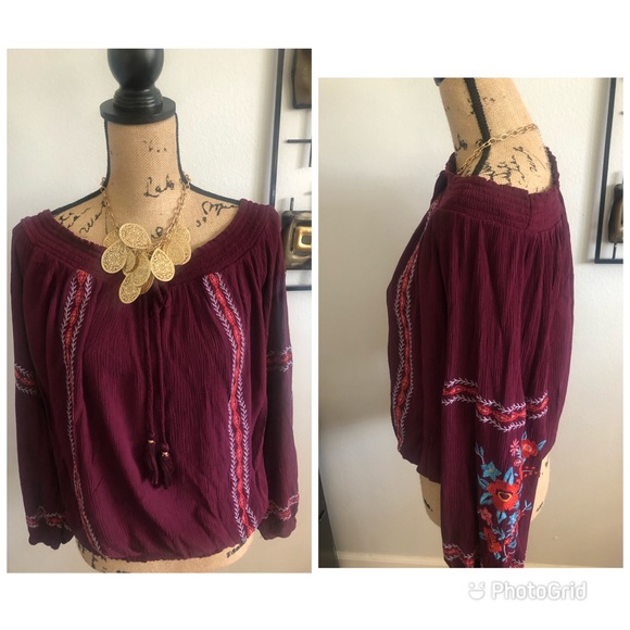 Tops - 🎉HP🎉 Spanish Style Off Shoulders Blouse